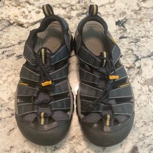 Mens size 7 gently used Keens